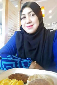 malay- makcik tudung tetek kecik